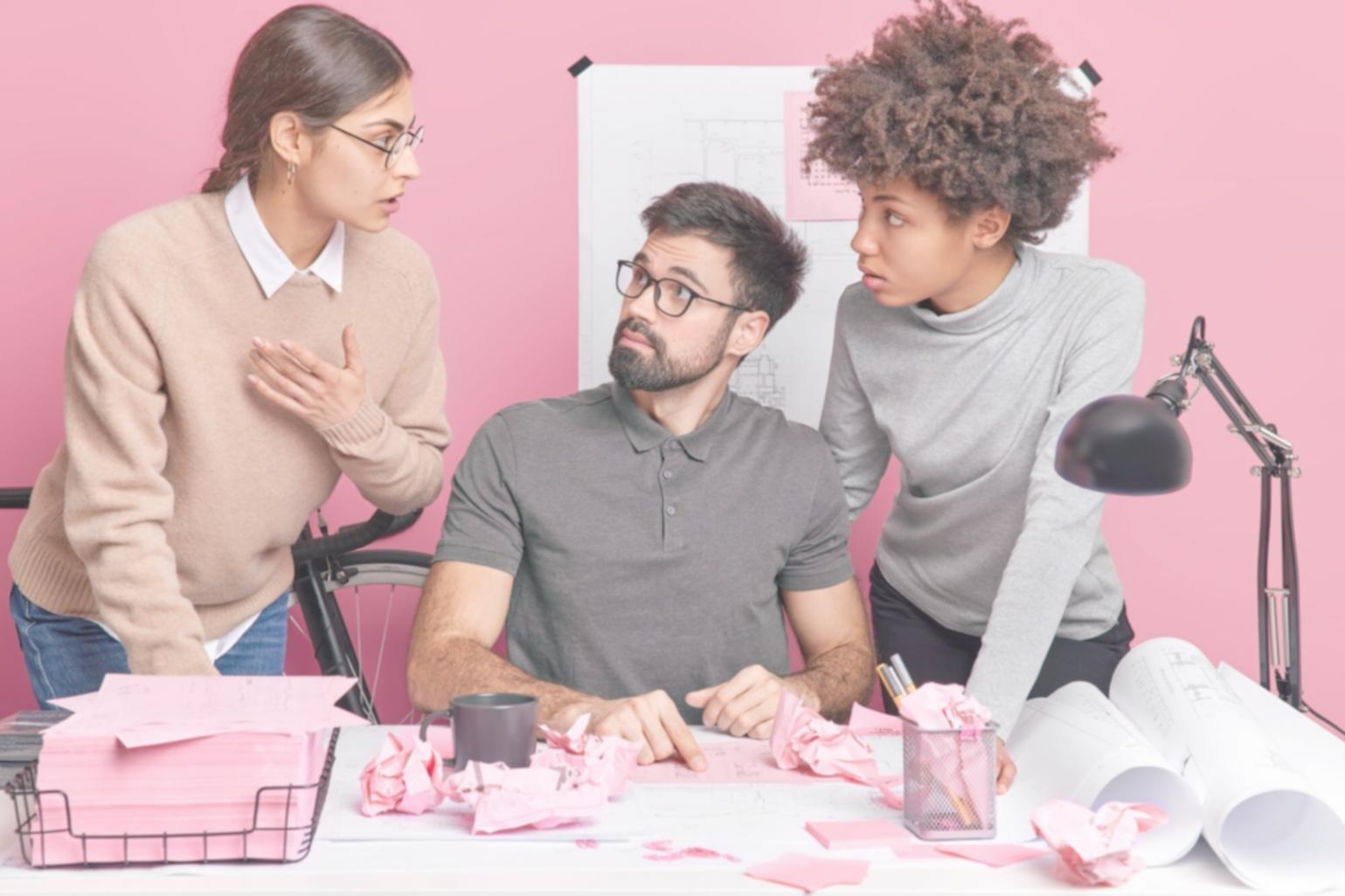 Professionelle Finanzanalyse und Dashboard-Entwicklung im modernen Büroumfeld